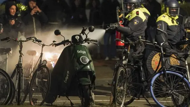 Aşı karşıtı grup protesto yaptı