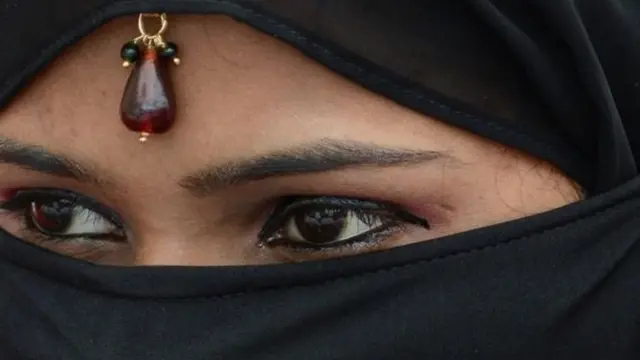 மணமேடையில் துணிச்சல் காட்டிய வீர மணப்பெண்கள்