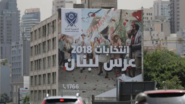 لافتة على جدار في شارع