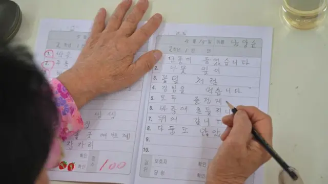 Nam Yang-soon passe un test d'orthographe, le 15 mai 2019 dans une classe de l'école primaire de Woldeung.