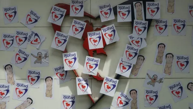 ประชาชนที่เรียกตัวเองว่า "ขบวนการทะลุฟ้า" เรียกร้อให้พรรคภูมิใจไทยถอนตัวจากการร่วมรัฐบาล โดยนำสติกเกอร์ไปติดทับโลโกของพรรคเมื่อ 30 ก.ค.