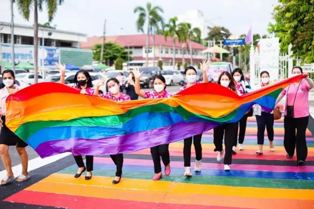 ทางม้าล้ายที่ถูกเปลี่ยนเป็นสีรุ้งในเขตเทศบาลนครอุบลราชธานี