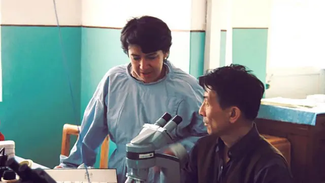 Nubia Muñoz y colega en China.jpg