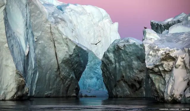 ग्रीनलैंड में सितंबर में इलुलिसैट के पास जैकबशवन्स आइस फ़ियोर्ड के मुहाने पर दिखा एक हिमखंड.