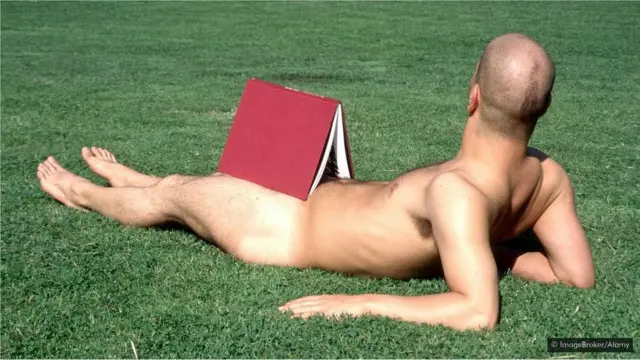 Namicha qullaa buusee kitaaba dubbisaa jiru