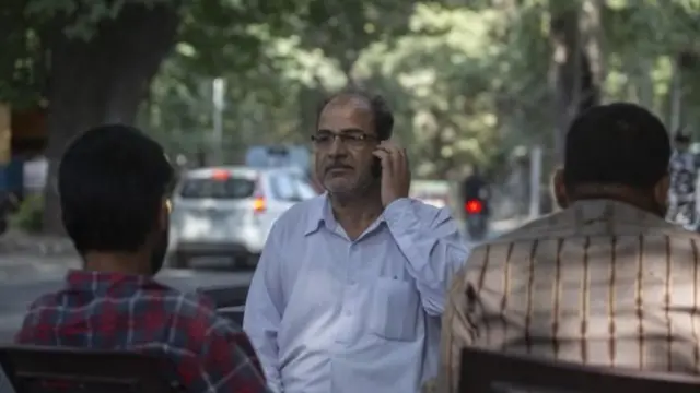 मंज़ूर अहमद अपने ग्राहकों को संपर्क करने की कोशिश कर रहे हैं.