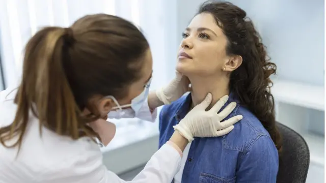 Médica examinando pescoçoburaco canastrapaciente