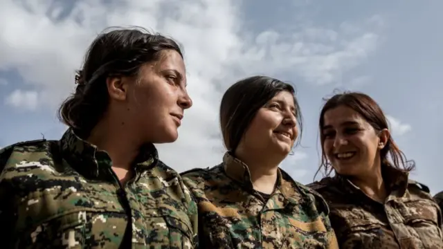 مقاتلات من وحدات حماية المرأة