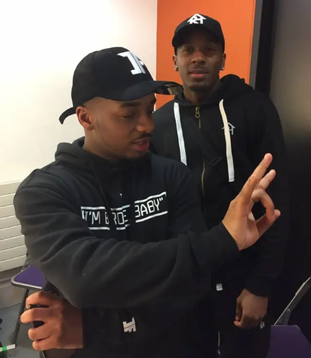 Niyah Smith avec le rappeur SNE dans les coulisses du Camden Roundhouse en janvier 2017