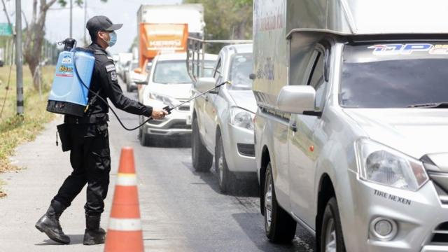 Cảnh sát Thái Lan xịt thuốc nhiễm trùng vào xe trên đường phố Thái Lan