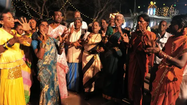 கூத்தாண்டவர் கோயில் விழாவில் திருநங்கைகள்