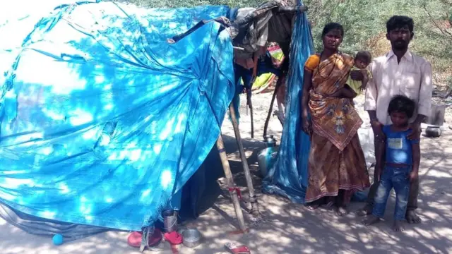 గుడిసె వద్ద వ్యక్తులు