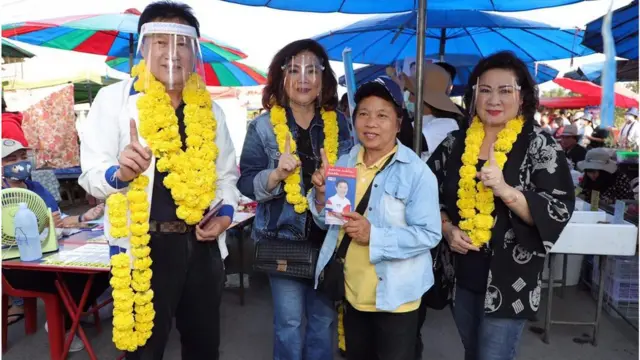 นางเยาวเรศ ชินวัตร (คนที่ 2 จากซ้ายมือ) น้องสาวของนายทักษิณ ขอคะแนนให้ผู้สมัครนายก อบจ.เชียงใหม่ ของพรรคเพื่อไทย ต้นเดือน ธ.ค. 2563