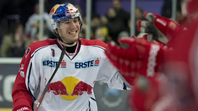 Jugador de hockey del equipo Red Bull