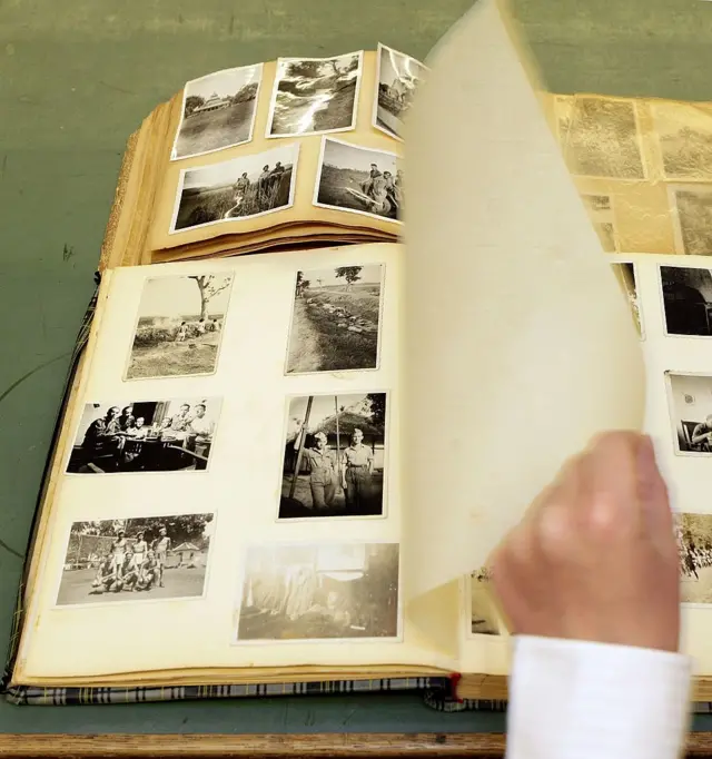 Album foto yang ditemukan di tong samapah di Enschede, Belanda, menunjukkan eksekusi di Indonesia pada 1947.