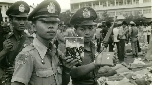 ตำรวจแสดงวัตถุที่ระบุว่ายึดได้ บริเวณสนามฟุตบอล ม. ธรรมศาสตร์