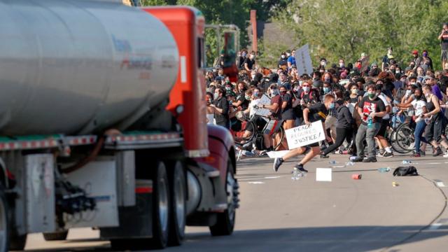 在明尼苏达州明尼阿波利斯，一辆运油卡车驶向游行示威人群被阻止