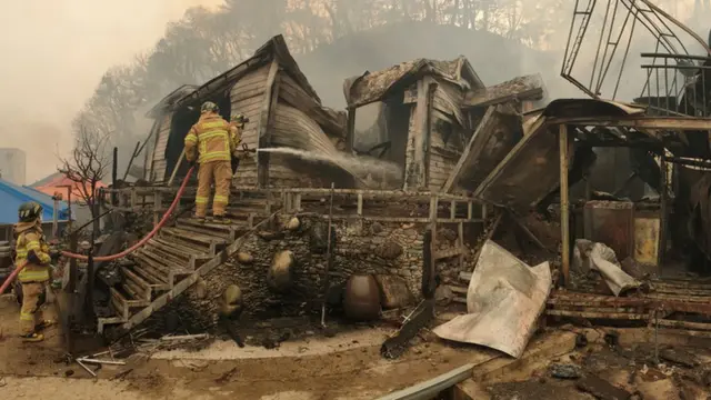 5일 울진읍 온양리 한 사찰에서 진화작업을 하고 있는 119대원들