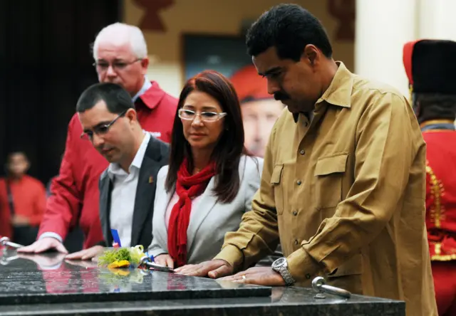 Nicolás Maduro y Rafael Ramírez ante la tumba de Chávez.