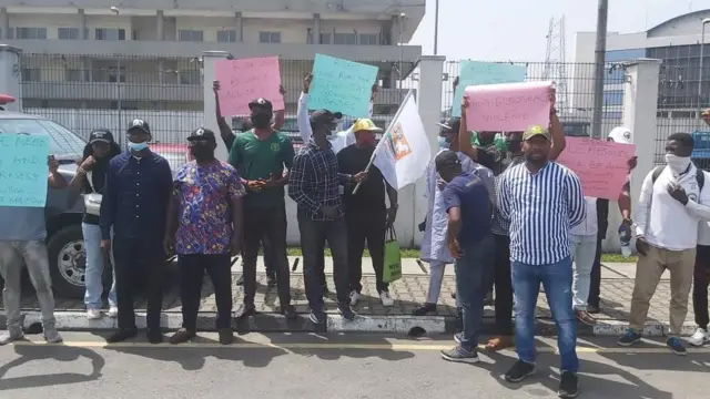 Opposition party members dey protest