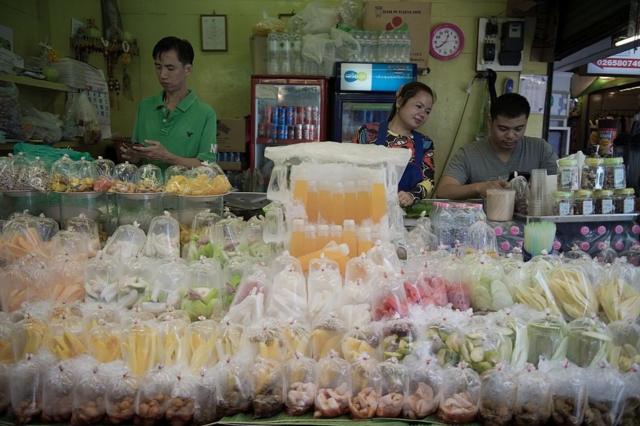 Nhìn sơ, cả du khách Việt Nam lẫn ngoại quốc thường nghĩ những cửa hàng bán trái cây và nước trái cây ở Bangkok đều là của người Thái, nhưng thật ra đa số là của người Việt sống ở đây lâu và nói tiếng Thái rất lưu loát (Hình minh họa)