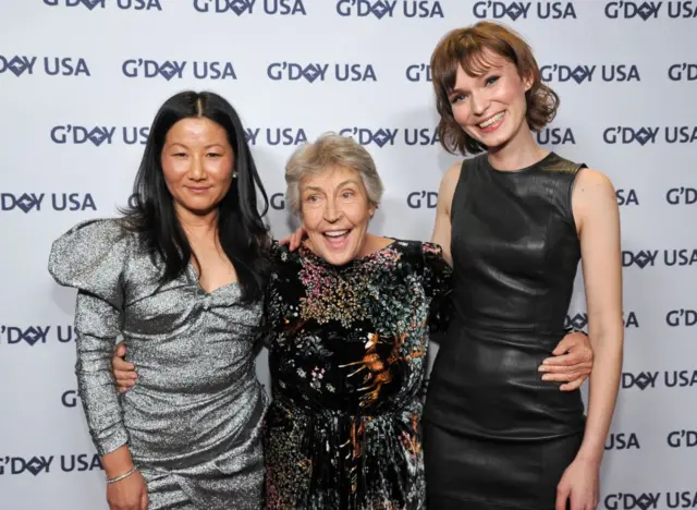 Unjoo Moon, Helen Reddy ve Tilda Cobham-Hervey'in 2019'daki "I Am Woman" filmi galasından.