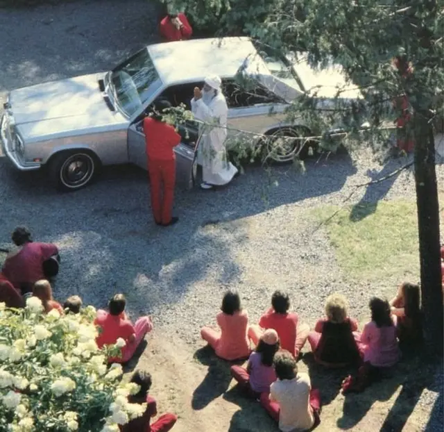 अनेक रोल्स रॉइस गाड्यांपैकी एका कारमधून बाहेर पडताना आचार्य रजनीश