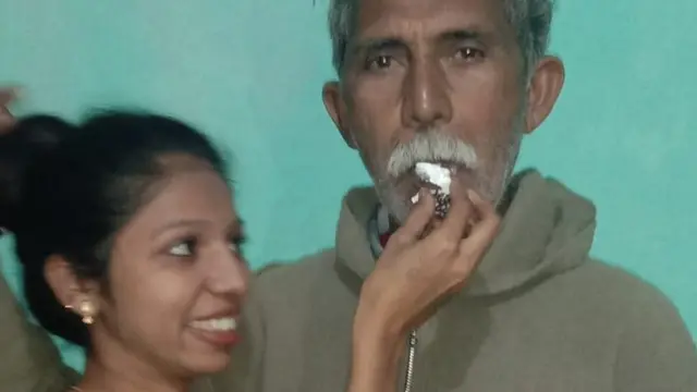 દેવજીભાઈ તેમના દીકરી અજલિં સાથે