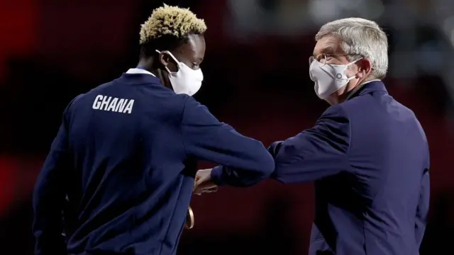 President of di International Olympic Committee, Thomas Bach greet Ghanaian athlete