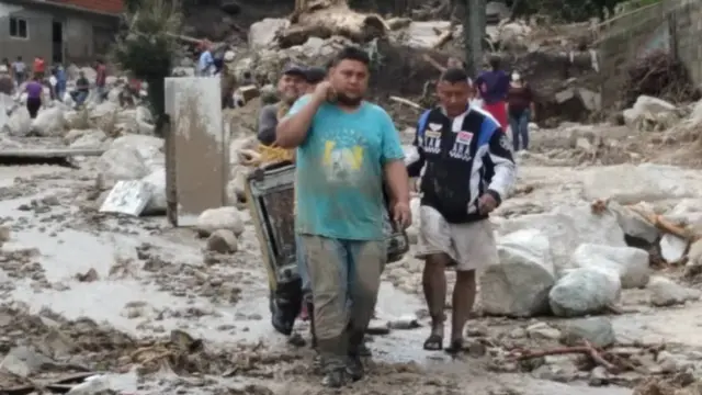 Gente afectada por los deslaves en Tovar, estado Mérida, Venezuela