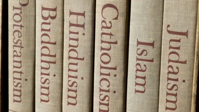 Espinas de libros sobre varias grandes religiones
