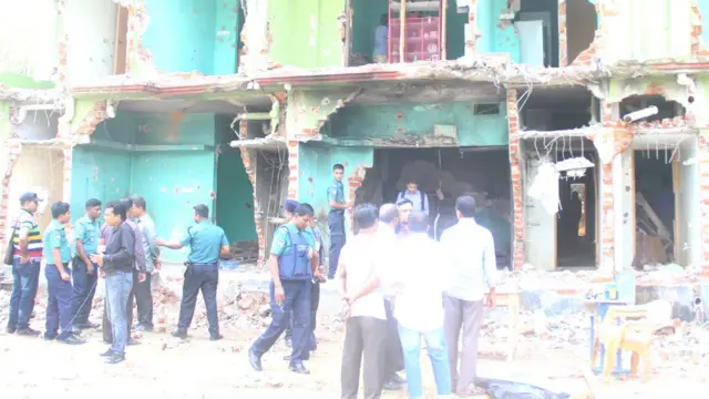 ভাঙা বাড়িতে পুলিশ এবং সাংবাদিকরা