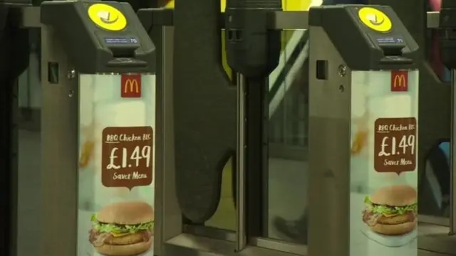 倫敦地鐵站入口的廣告