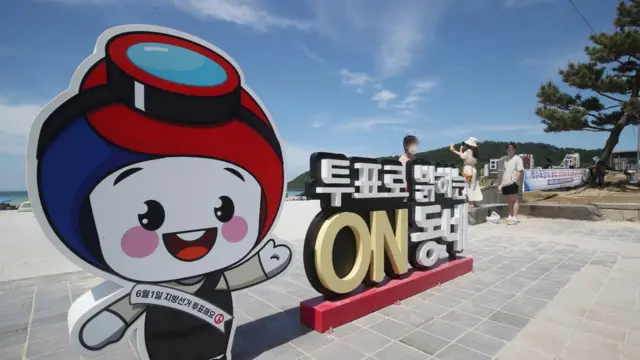 1일 제주시 함덕해수욕장에 설치된 투표 독려 조형물