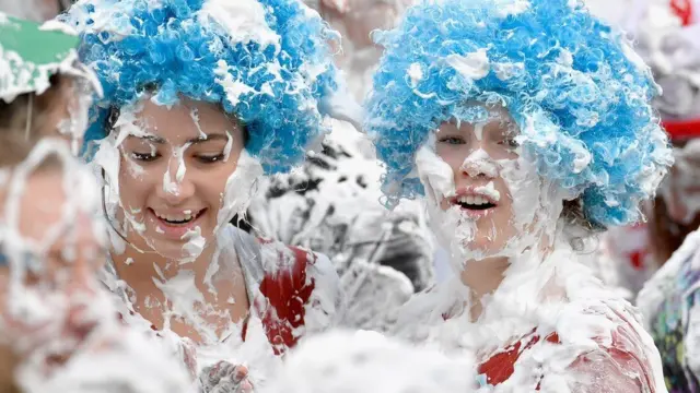 ફીણની હોળીની મસ્તી