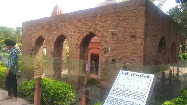 నాటి తూటాల గాయాలకు సాక్ష్యాలు ఈ గోడలు