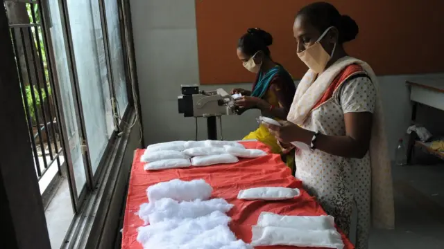 સેનિટરી નેપકિન બનાવતી મહિલાઓ