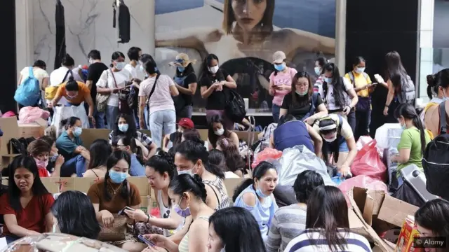 عاملات المنازل الأجنبيات في هونغ كونغ يتجمعن في المنطقة الوسطى في يوم عطلتهن الأسبوعية