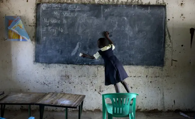 Niña en una escuela de Sudán del Sur.