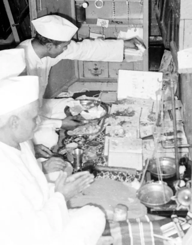 છ દાયકા પૂર્વે દિવાળીના દિવસની લેવાયેલી તસ્વીરમાં વેપારીઓ 'ચોપડાપૂજન' કરી રહયા છે