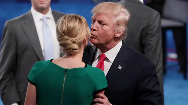 Donald Trump dándole un beso en la mejilla a Ivanka Trump.