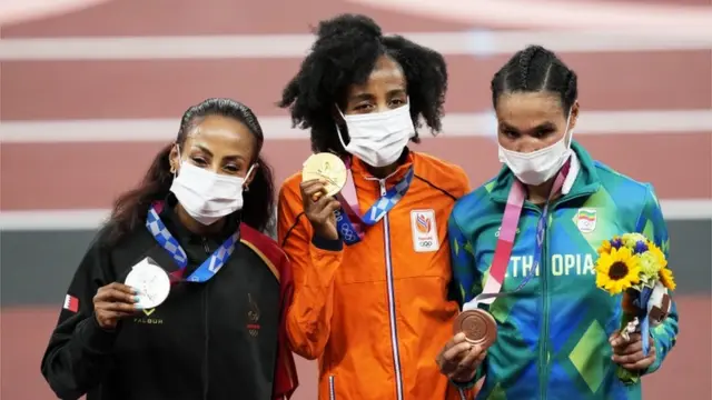 Hassan, en lo alto del podio de los 10.000 metros en Tokio.