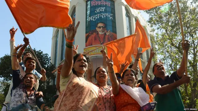 દેખાવો કરી રહેલા મહિલા કાર્યકરોની તસવીરો