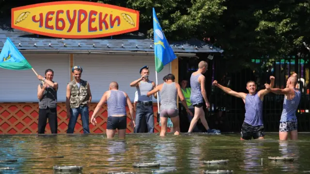 Десантники в фонтане