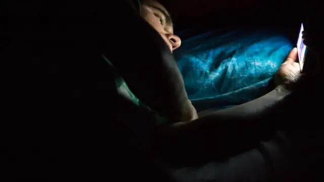 সামাজিক যোগাযোগের মাধ্যমের কারণে মানসিক ব্যাধি ও ঘুমের সমস্যা তৈরি হয়।