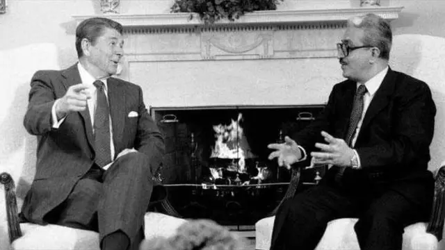 رونالد ریگان و طارق عزیز وزیر امور خارجه عراق