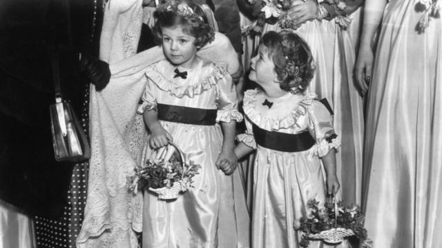 Camila Parker Bowles (izquierda), con su hermana Annabel, en una boda en 1952.