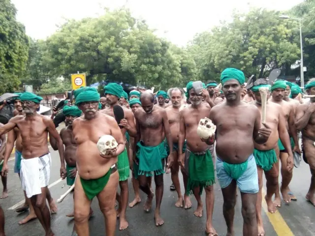 காலணியால் அடித்துக் கொள்ளும் போராட்டம்