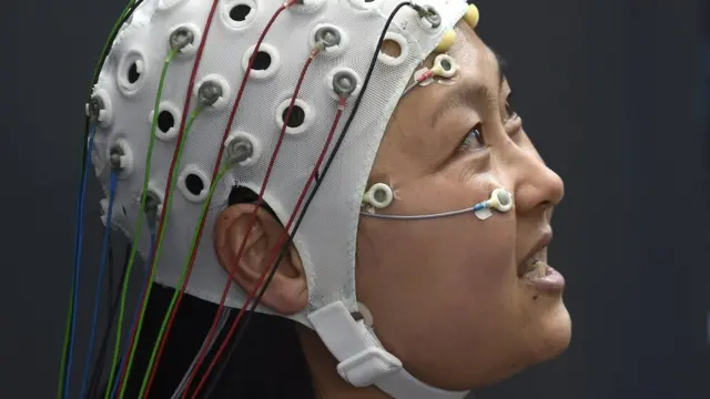 Девушка на открытии Центра исследования мозга Кардиффского университета. Июнь 2016 года.