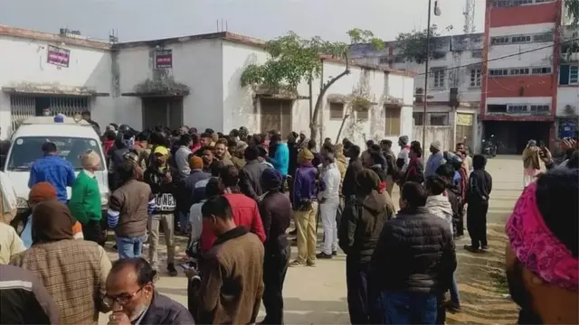 ఆస్పత్రి దగ్గర జనం